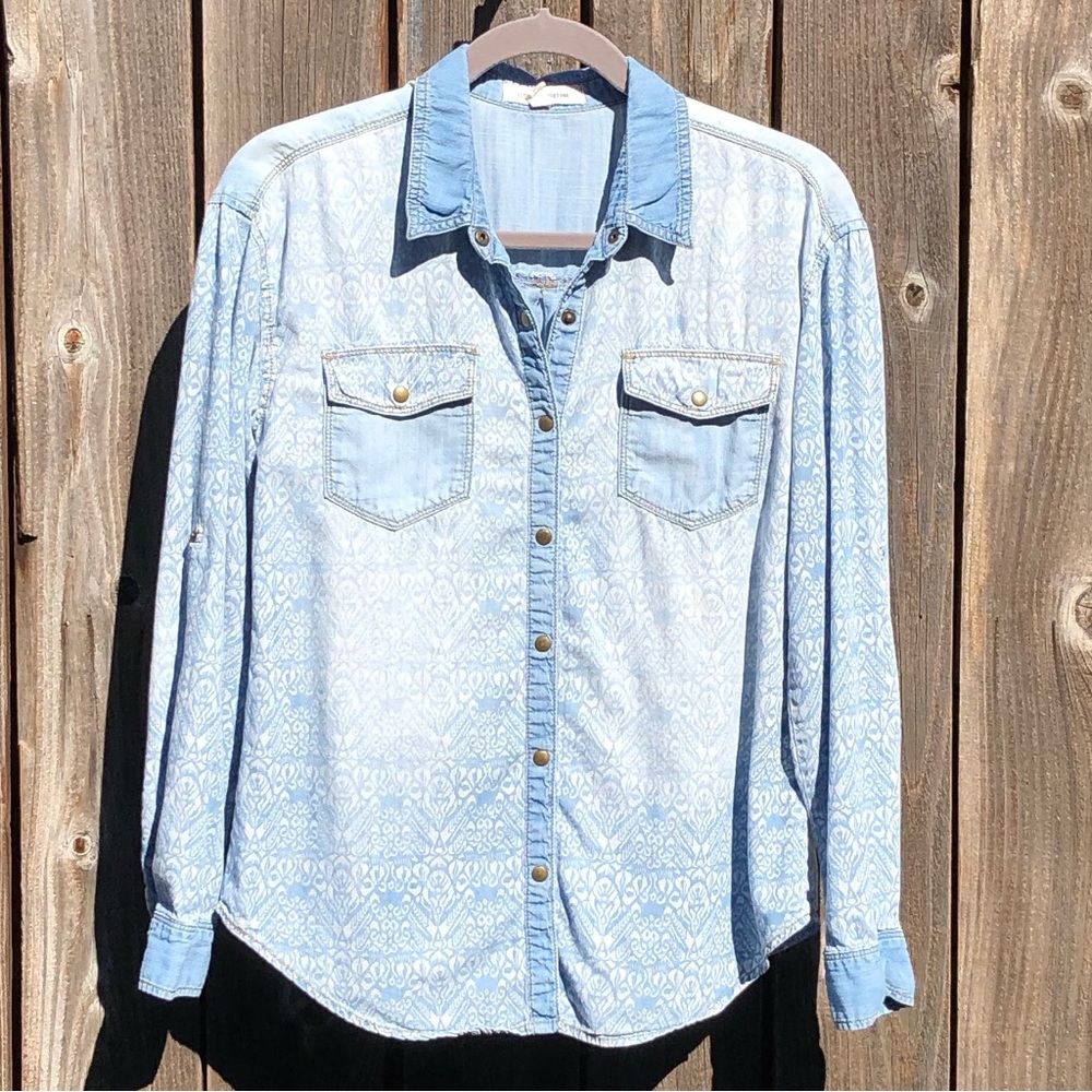 Life In Progress button down shirt size small